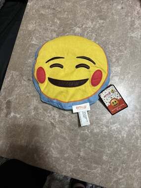 Smiling Face EMOJI Heating / Cooling Plush Pad Novelty Funny 2023 New With Tags